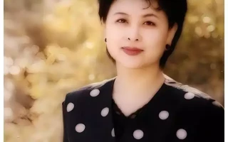 她是新闻联播主持人：退休后在美国儿子家死去，临终遗言令人痛惜“生活费3000怎么活？”留学生吐槽妈妈：流浪汉的补助都400磅了